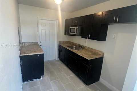 House in Miami, Florida 2 bedrooms, 102.56 sq.m. № 2004852 - photo 3