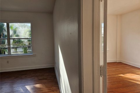 Condo in Miami Beach, Florida, 2 bedrooms  № 1862436 - photo 4