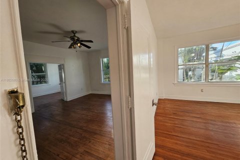 Condo in Miami Beach, Florida, 2 bedrooms  № 1862436 - photo 10