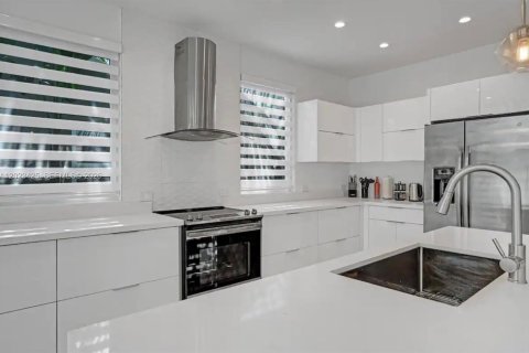 House in Hollywood, Florida 4 bedrooms, 209.49 sq.m. № 2180710 - photo 3