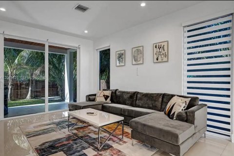 House in Hollywood, Florida 4 bedrooms, 209.49 sq.m. № 2180710 - photo 23