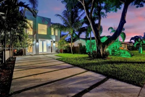 House in Hollywood, Florida 4 bedrooms, 209.49 sq.m. № 2180710 - photo 9