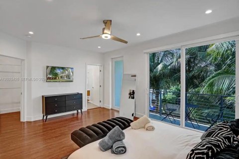House in Hollywood, Florida 4 bedrooms, 209.49 sq.m. № 2180710 - photo 15
