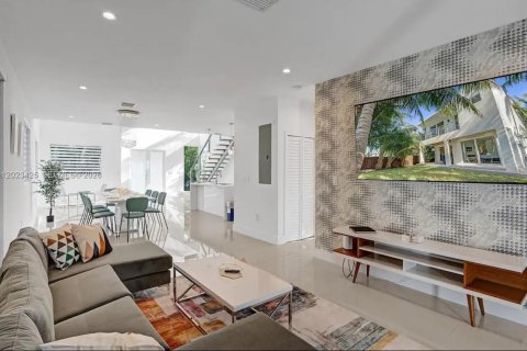 House in Hollywood, Florida 4 bedrooms, 209.49 sq.m. № 2180710 - photo 21