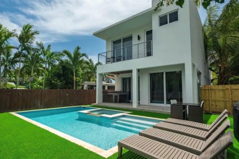 House in Hollywood, Florida 4 bedrooms, 209.49 sq.m. № 2180710 - photo 11