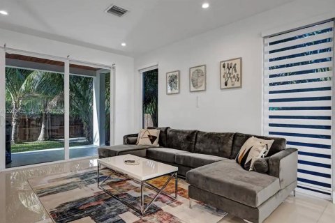 House in Hollywood, Florida 4 bedrooms, 209.49 sq.m. № 2180710 - photo 8