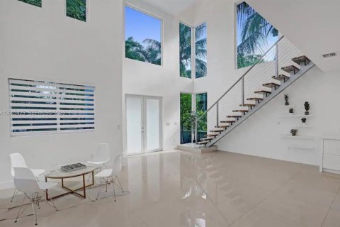 House in Hollywood, Florida 4 bedrooms, 209.49 sq.m. № 2180710 - photo 6