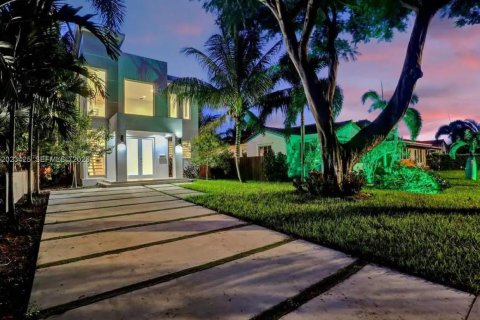House in Hollywood, Florida 4 bedrooms, 209.49 sq.m. № 2180710 - photo 29