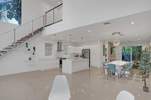 House in Hollywood, Florida 4 bedrooms, 209.49 sq.m. № 2180710 - photo 19