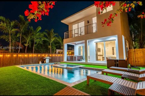 House in Hollywood, Florida 4 bedrooms, 209.49 sq.m. № 2180710