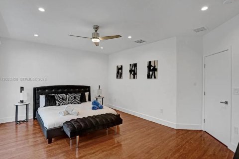 House in Hollywood, Florida 4 bedrooms, 209.49 sq.m. № 2180710 - photo 16