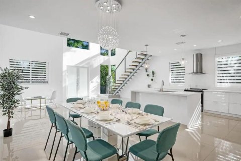 House in Hollywood, Florida 4 bedrooms, 209.49 sq.m. № 2180710 - photo 17