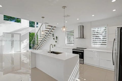 House in Hollywood, Florida 4 bedrooms, 209.49 sq.m. № 2180710 - photo 18
