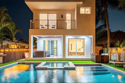 House in Hollywood, Florida 4 bedrooms, 209.49 sq.m. № 2180710 - photo 2