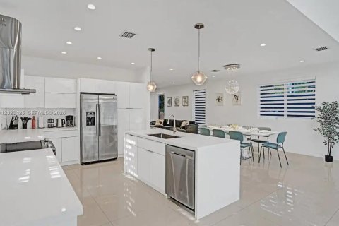 House in Hollywood, Florida 4 bedrooms, 209.49 sq.m. № 2180710 - photo 20