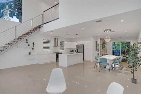 House in Hollywood, Florida 4 bedrooms, 209.49 sq.m. № 2180710 - photo 4