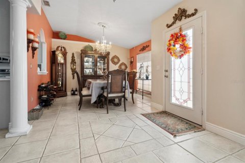 House in Deltona, Florida 4 bedrooms, 268.67 sq.m. № 2225581 - photo 10