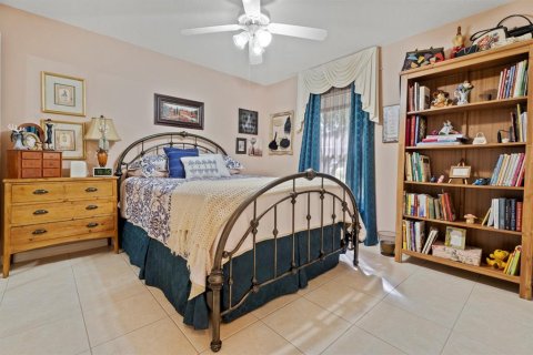House in Deltona, Florida 4 bedrooms, 268.67 sq.m. № 2225581 - photo 28
