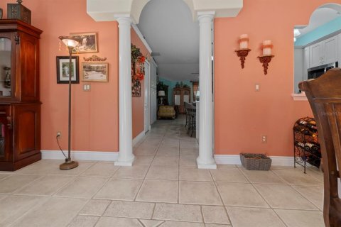 House in Deltona, Florida 4 bedrooms, 268.67 sq.m. № 2225581 - photo 11