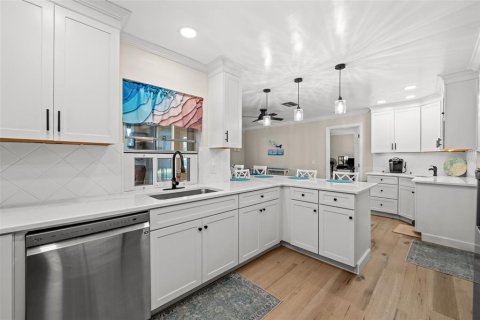 Villa ou maison à vendre à Cape Coral, Floride: 3 chambres, 117.99 m2 № 2436785 - photo 4