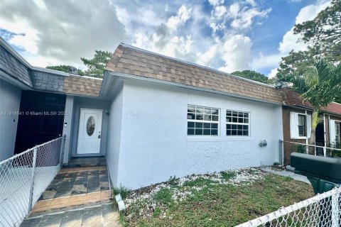 Townhouse in Miami Gardens, Florida 3 bedrooms, 107.02 sq.m. № 1973963 - photo 2