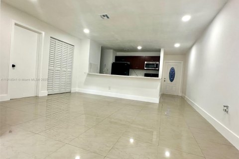 Townhouse in Miami Gardens, Florida 3 bedrooms, 107.02 sq.m. № 1973963 - photo 6