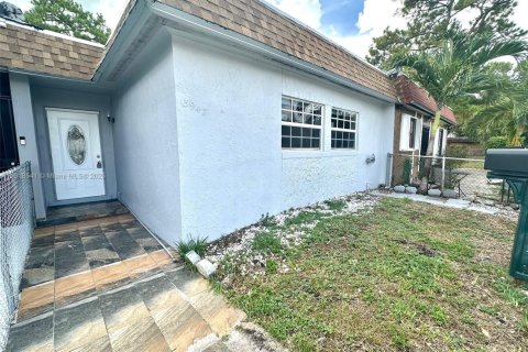 Townhouse in Miami Gardens, Florida 3 bedrooms, 107.02 sq.m. № 1973963 - photo 3