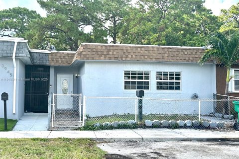 Townhouse in Miami Gardens, Florida 3 bedrooms, 107.02 sq.m. № 1973963 - photo 1