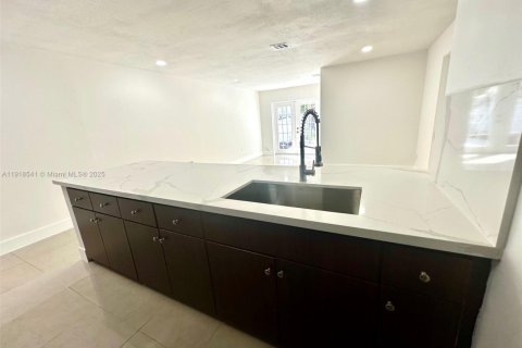 Townhouse in Miami Gardens, Florida 3 bedrooms, 107.02 sq.m. № 1973963 - photo 10