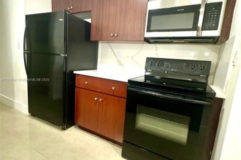 Townhouse in Miami Gardens, Florida 3 bedrooms, 107.02 sq.m. № 1973963 - photo 15