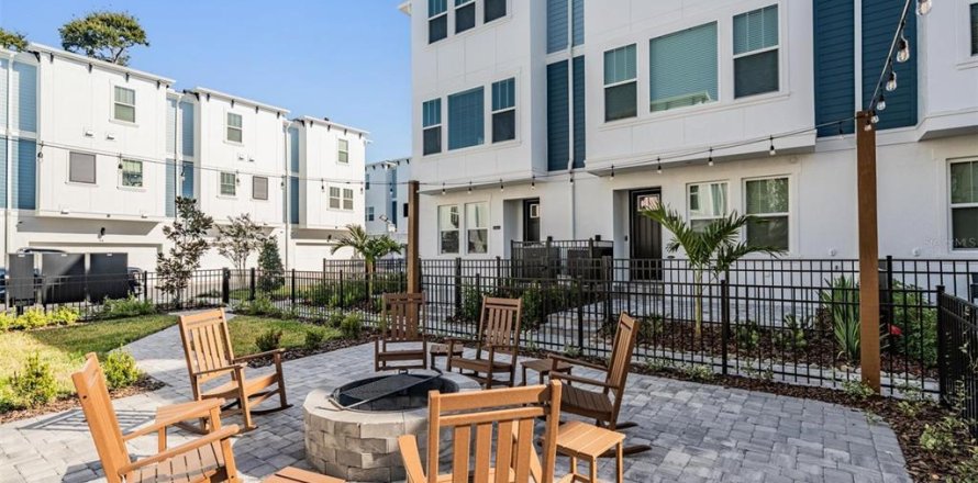 Townhouse in Tampa, Florida 3 bedrooms, 181.35 sq.m. № 2258766