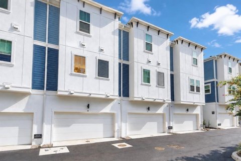 Townhouse in Tampa, Florida 3 bedrooms, 181.35 sq.m. № 2258766 - photo 2