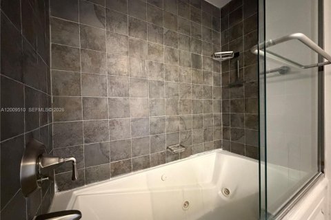 Condo in Aventura, Florida, 2 bedrooms № 2089892 - photo 12