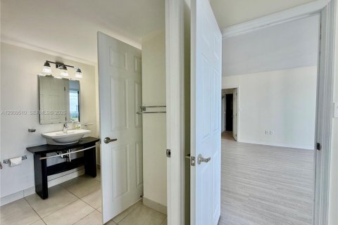 Condo in Aventura, Florida, 2 bedrooms № 2089892 - photo 16