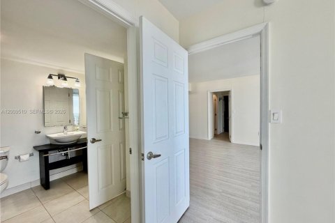 Condo in Aventura, Florida, 2 bedrooms № 2089892 - photo 23