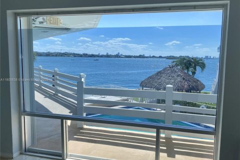 Купить кондоминиум в Норт-Майами, Флорида 2 спальни, 75.25м2, № 1956245 - фото 1