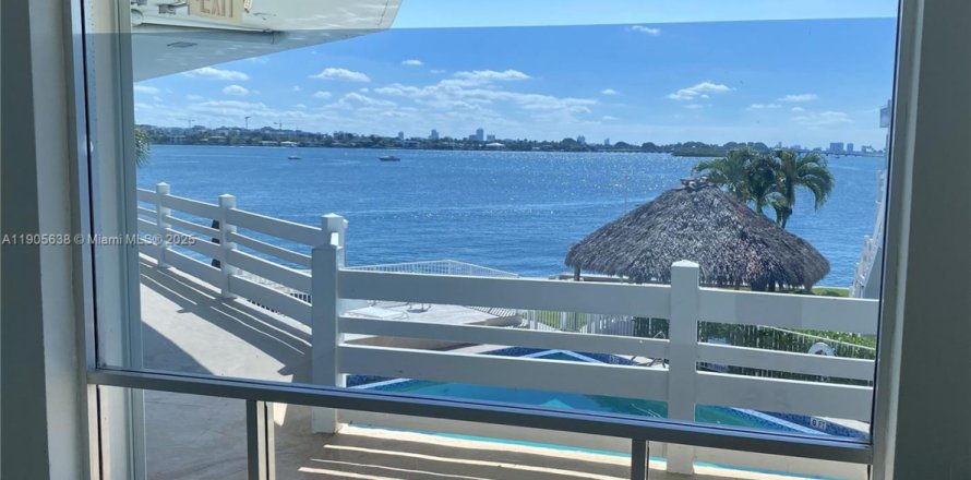 Кондоминиум с 2 спальнями в Норт-Майами, Флорида № 1956245