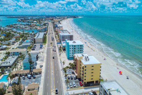 Condo in Madeira Beach, Florida, 2 bedrooms  № 1724734 - photo 30