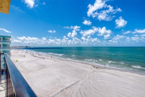 Condo in Madeira Beach, Florida, 2 bedrooms  № 1724734 - photo 1