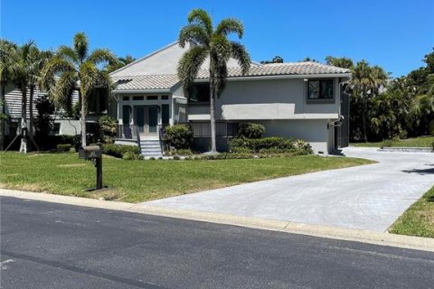 House in Longboat Key, Florida 3 bedrooms, 294.59 sq.m. № 1295974 - photo 1