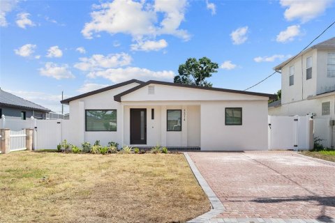 House in Tampa, Florida 3 bedrooms, 134.15 sq.m. № 2116440