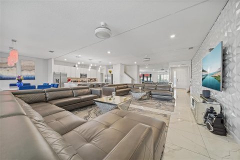 Casa en venta en Kissimmee, Florida, 14 dormitorios, 581.1 m2 № 1898458 - foto 13
