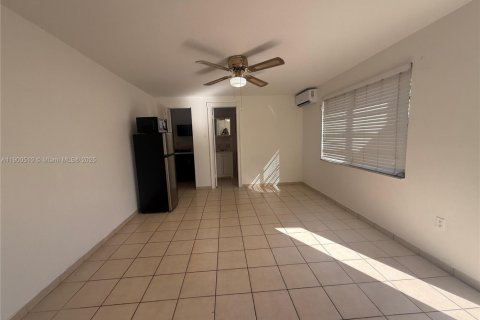 Villa ou maison à louer à Miami, Floride: 89.84 m2 № 1953138 - photo 5