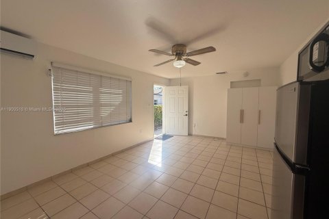 Villa ou maison à louer à Miami, Floride: 89.84 m2 № 1953138 - photo 2