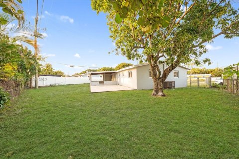 House in Fort Lauderdale, Florida 3 bedrooms, 109.25 sq.m. № 1987635 - photo 27