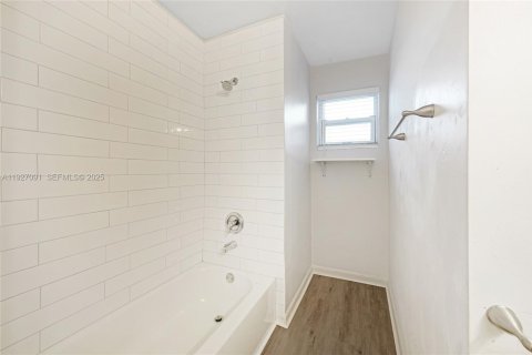 House in Fort Lauderdale, Florida 3 bedrooms, 109.25 sq.m. № 1987635 - photo 17