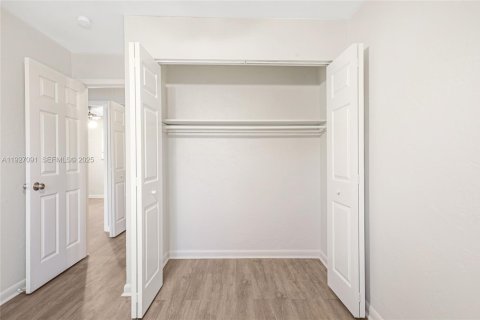 House in Fort Lauderdale, Florida 3 bedrooms, 109.25 sq.m. № 1987635 - photo 11