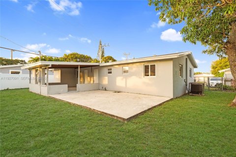 House in Fort Lauderdale, Florida 3 bedrooms, 109.25 sq.m. № 1987635 - photo 24