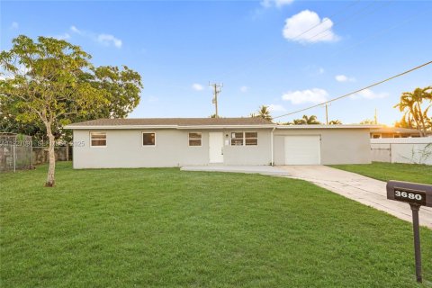 House in Fort Lauderdale, Florida 3 bedrooms, 109.25 sq.m. № 1987635 - photo 1