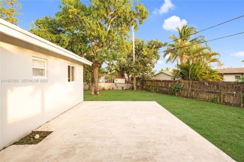House in Fort Lauderdale, Florida 3 bedrooms, 109.25 sq.m. № 1987635 - photo 25